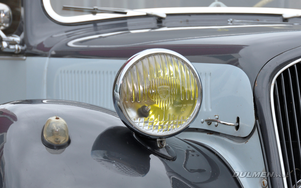 Classic car headlight